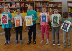 Przedszkolaki z Tropicieli poznają kolory pojemników do segregacji odpadów